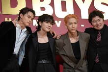 左から兵頭功海、豆原一成（JO1）、池崎理人（INI）、西川達郎監督。