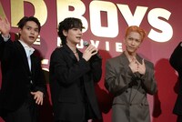 左から兵頭功海、、豆原一成（JO1）、池崎理人（INI）。