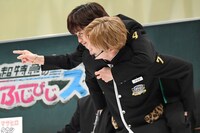 タクヤをおんぶするタカシ。