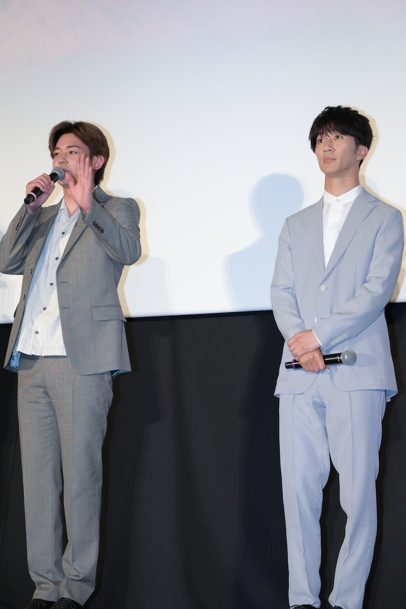 俳優モードの濵田崇裕（右）、つられて俳優モードになる小瀧望（左）。