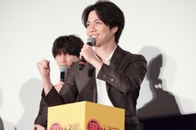 ボックスの中から質問シートを選ぶ際に「アタックチャンス」とボケる重岡大毅。