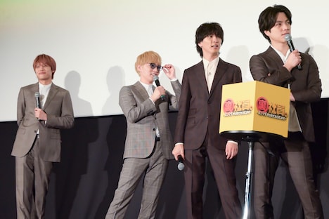 濵田崇裕のボケが気になる中間淳太（左端）、神山智洋（左から2番目）、藤井流星（右から2番目）、重岡大毅（右端）。