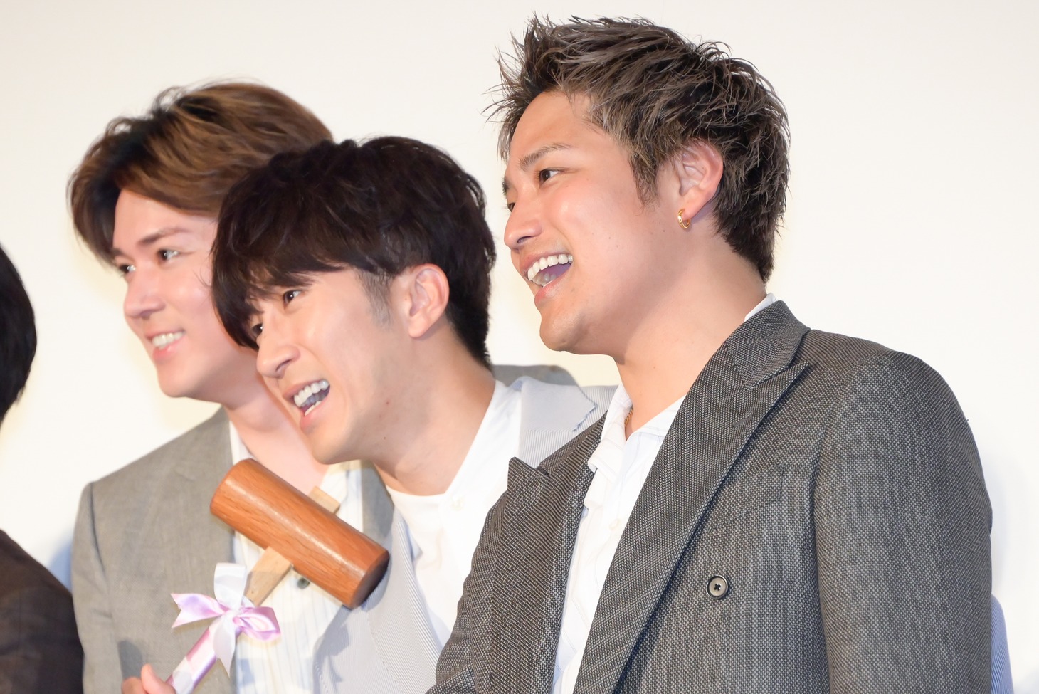 鏡開きをする小瀧望（左）、濵田崇裕（中央）、桐山照史（右）。
