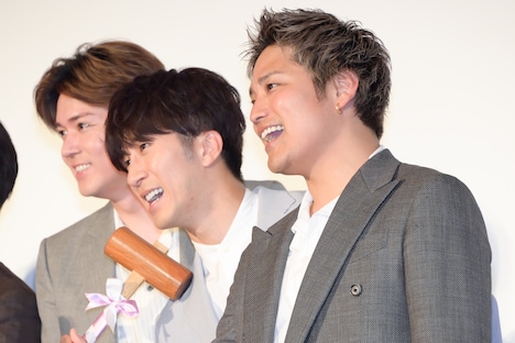 鏡開きをする小瀧望（左）、濵田崇裕（中央）、桐山照史（右）。