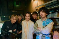 バックヤードでのOmoinotakeとサポートメンバーの様子。（Photo by Daikichi Motouchi）