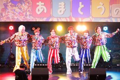 お菓子配って8年、甘党男子が過去最大規模のフリーライブで「いただきまーす！」