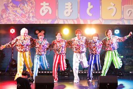 お菓子配って8年、甘党男子が過去最大規模のフリーライブで「いただきまーす！」