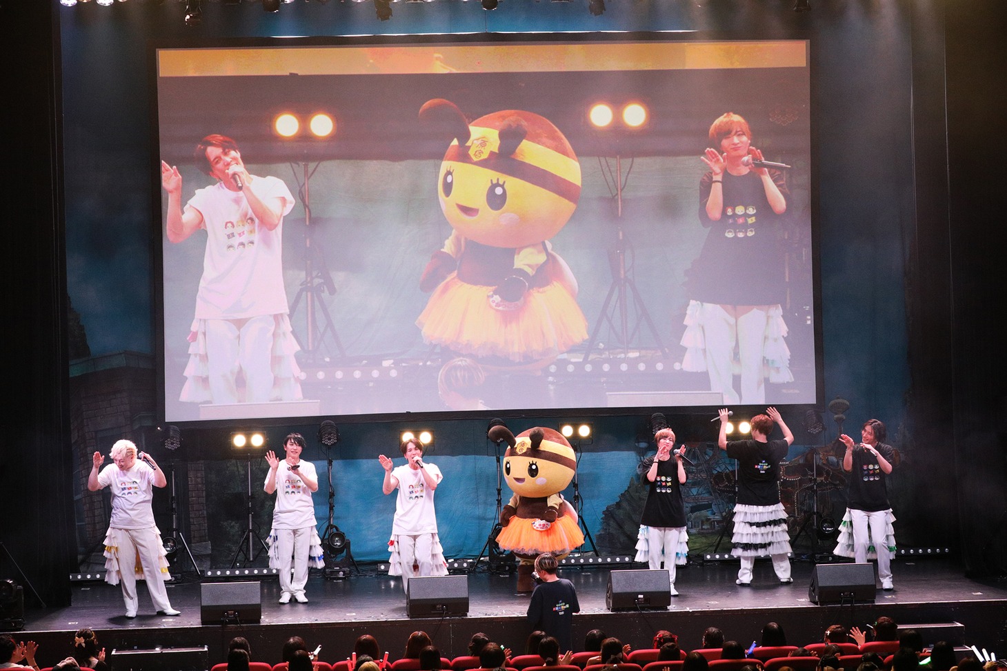 コロンバンのマスコットキャラクター原宿みっころと触れ合う甘党男子。