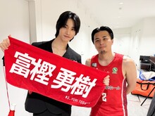 佐藤景瑚と富樫勇樹選手。©LAPONE ENTERTAINMENT