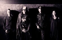 SION'S SQUAD。左からクハラカズユキ（Dr）、SION（Vo）、藤井一彦（G）、中西智子（B）。