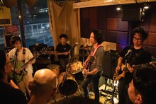 オストアンデルのパフォーマンスの様子。（撮影：当銘寿夫）