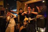 カメラに向かってポーズするオストアンデル。（撮影：当銘寿夫）