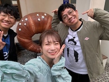 ミキと秋元真夏。©TBS