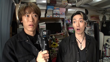 左から越岡裕貴、辰巳雄大。