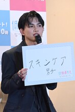「自分を〇〇男子と表現するなら？」に回答する草川直弥（ONE N' ONLY）。