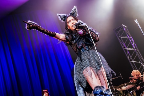 アヴちゃん（Vo）（撮影：森好弘）