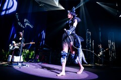 女王蜂ホールツアー「悪」開幕、遊び心も取り入れたステージで魅せる最新アルバムの世界