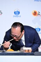 相葉雅紀が作った目玉焼きを味わうアキタフーズ代表取締役社長の秋田正吾氏。