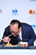 相葉雅紀が作った目玉焼きを味わうアキタフーズ代表取締役社長の秋田正吾氏。