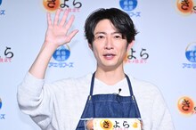 「きよらグルメ仕立て」を持って手を振る相葉雅紀。