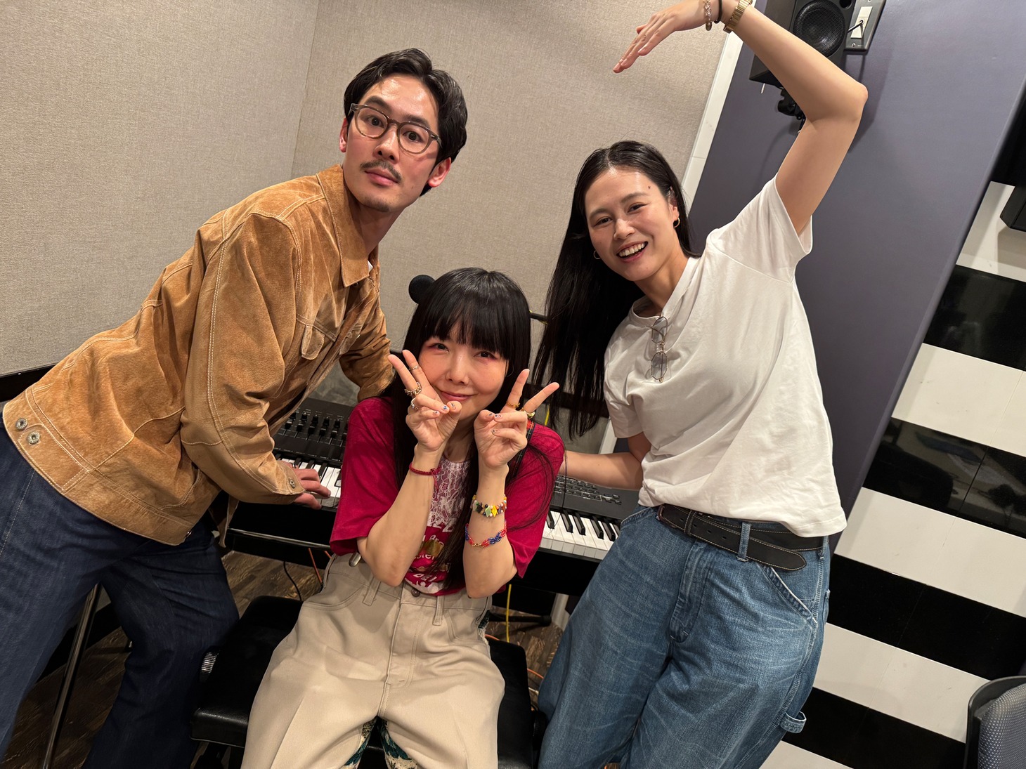 左からTENDRE、aiko、田中シェン。