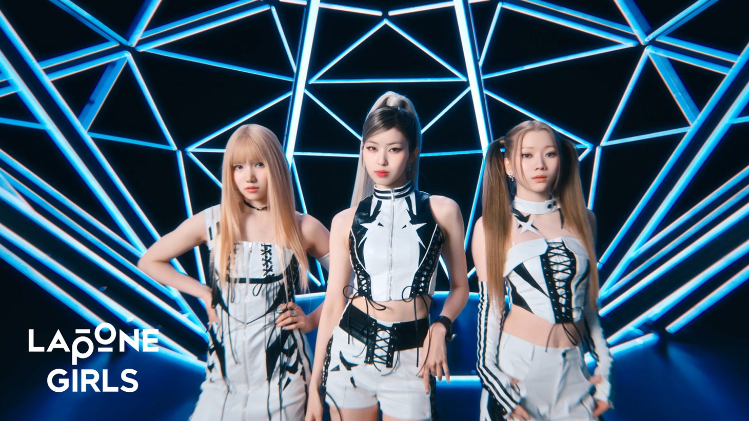 IS:SUE「SHINING」ミュージックビデオより。©LAPONE GIRLS