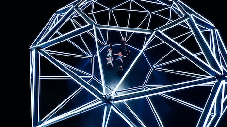 IS:SUE「SHINING」ミュージックビデオより。©LAPONE GIRLS