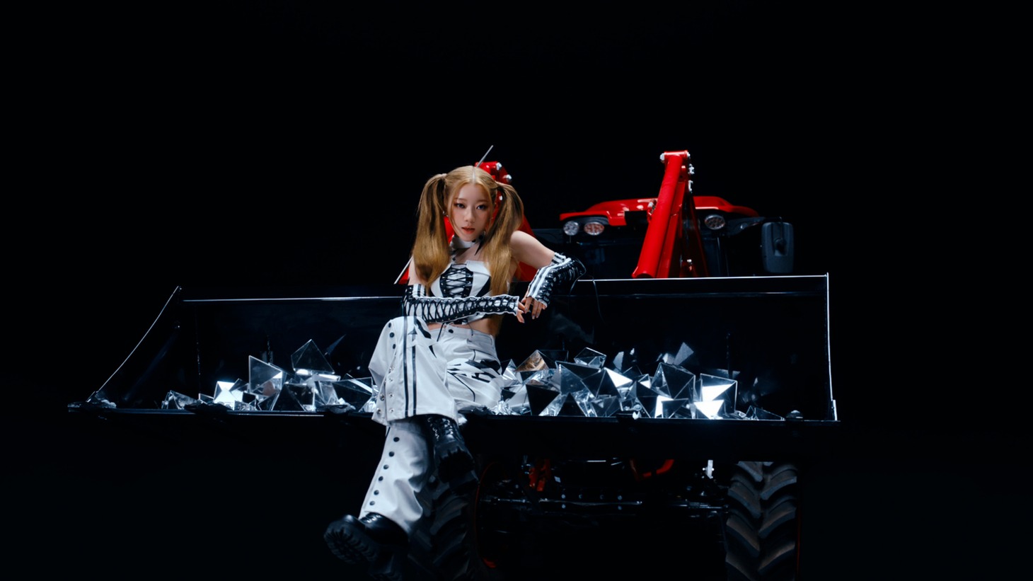 IS:SUE「SHINING」ミュージックビデオより。©LAPONE GIRLS
