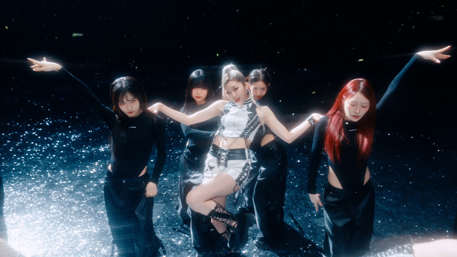 IS:SUE「SHINING」ミュージックビデオより。©LAPONE GIRLS