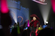 氷川きよし。「KIYOSHI HIKAWA＋KIINA. Concert Tour 2025 ～KIINA’S LAND～」より。