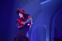 氷川きよし。「KIYOSHI HIKAWA＋KIINA. Concert Tour 2025 ～KIINA’S LAND～」より。