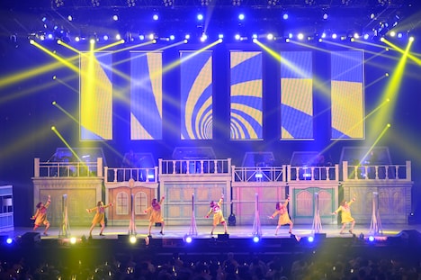 ドールハウスに集まった大勢のMAIたち。