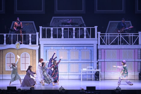 第2幕の主人公・SIHOとして新曲「まわるきもち」を歌う玉井詩織。