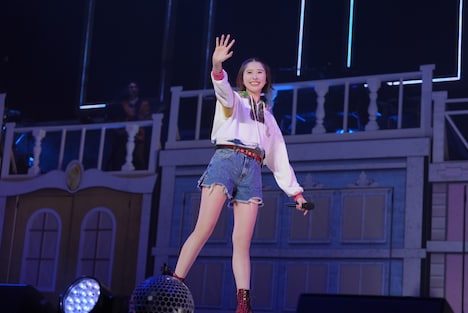 手を振りステージを去る玉井詩織。