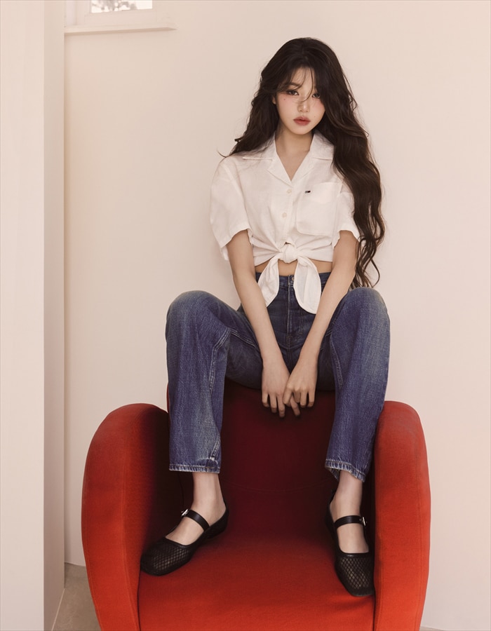 IVE ウォニョン着用【 JEANS】デニム ミニ スカート フォト】IVEウォニョン、デニムのミニスカート＆ロングブーツで