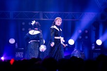 ソロダンスを披露する中江友梨（右）。