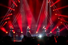 黒いワンピースを脱ぎ捨てる東京女子流。