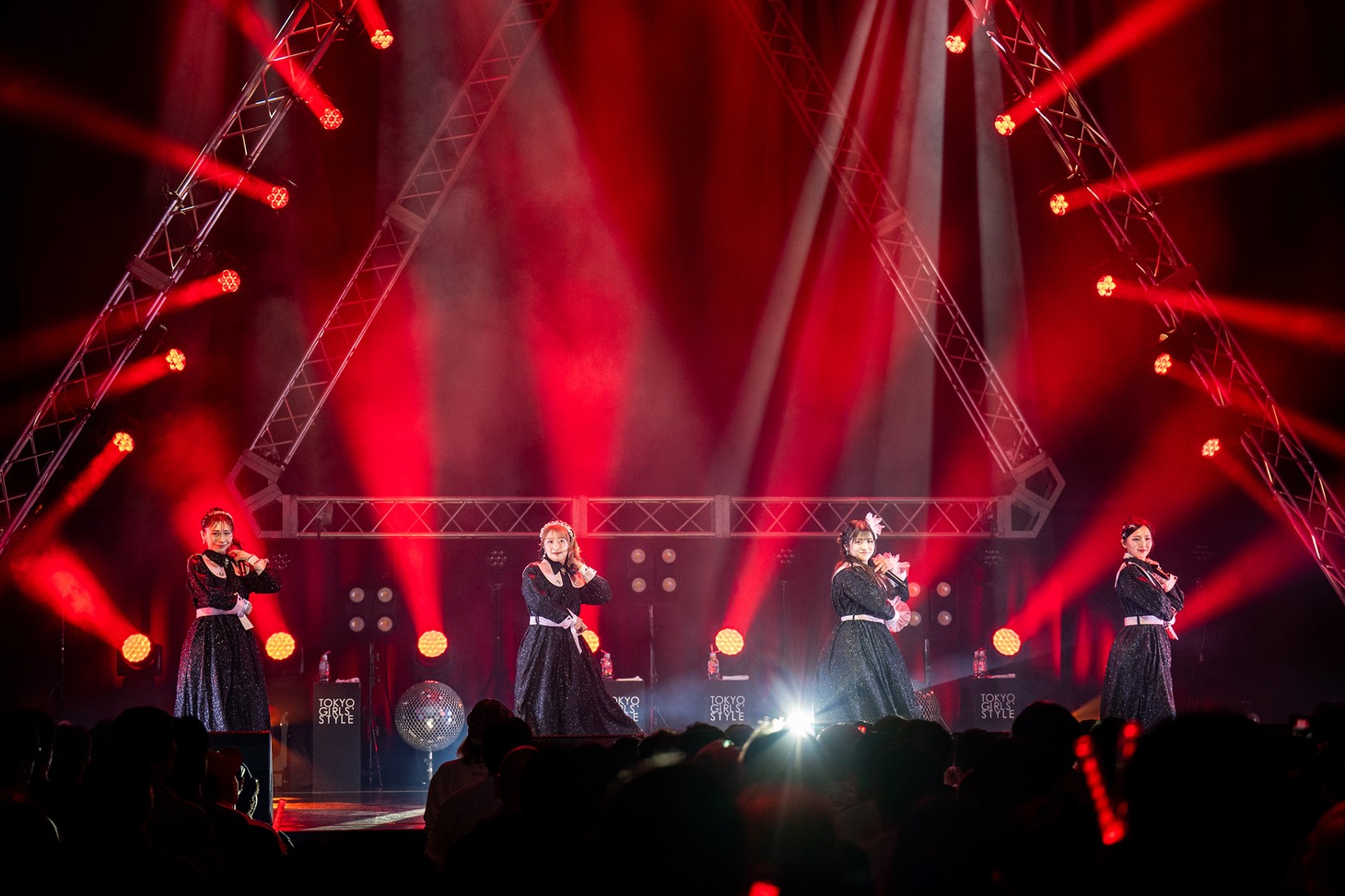 黒いワンピースを脱ぎ捨てる東京女子流。