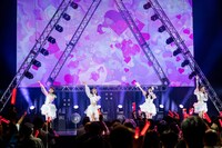 黒いワンピースを脱ぎ捨て、白い新衣装にチェンジした東京女子流。