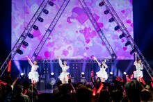 黒いワンピースを脱ぎ捨て、白い新衣装にチェンジした東京女子流。