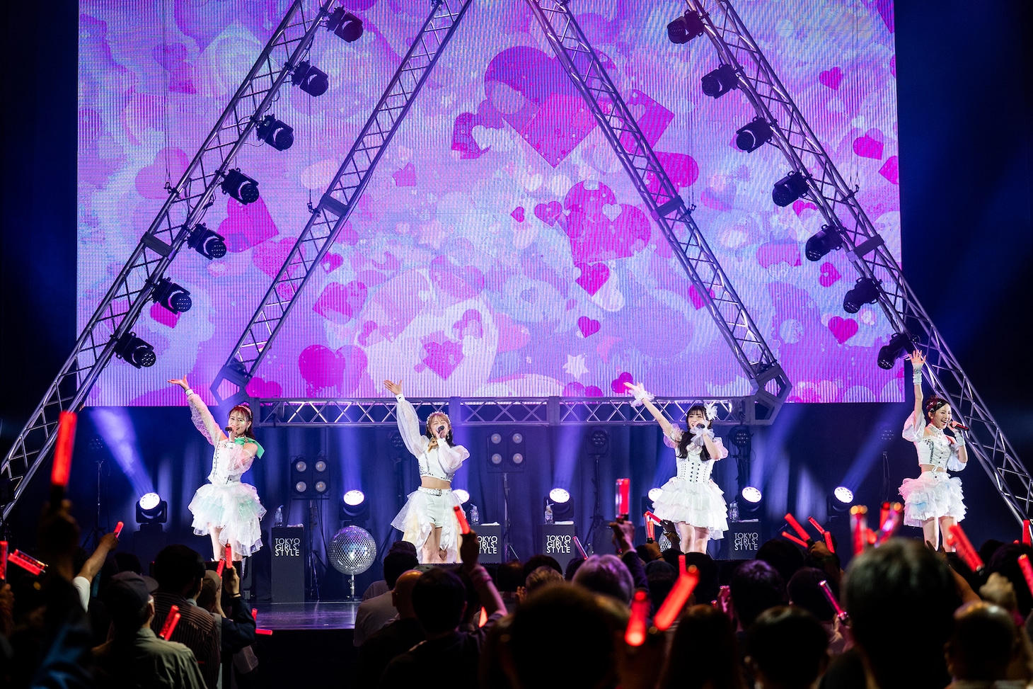 黒いワンピースを脱ぎ捨て、白い新衣装にチェンジした東京女子流。