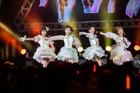 白い新衣装で登場した東京女子流。