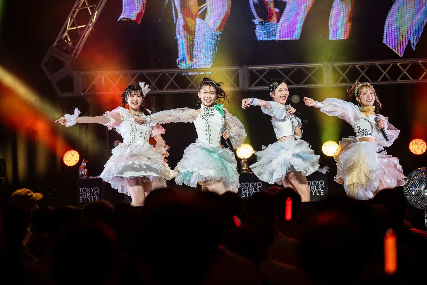 白い新衣装で登場した東京女子流。