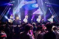 「おんなじキモチ」を歌う東京女子流。