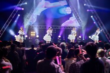 「おんなじキモチ」を歌う東京女子流。