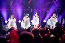 「おんなじキモチ」を歌う東京女子流。