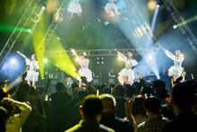 「ヒマワリと星屑」を歌う東京女子流。