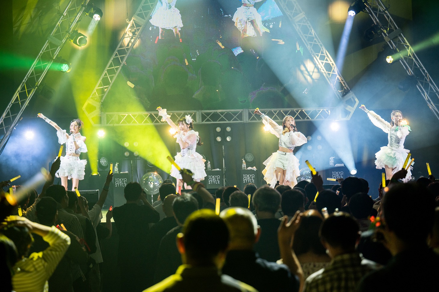 「ヒマワリと星屑」を歌う東京女子流。