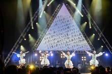 「Dear mama」を歌う東京女子流。