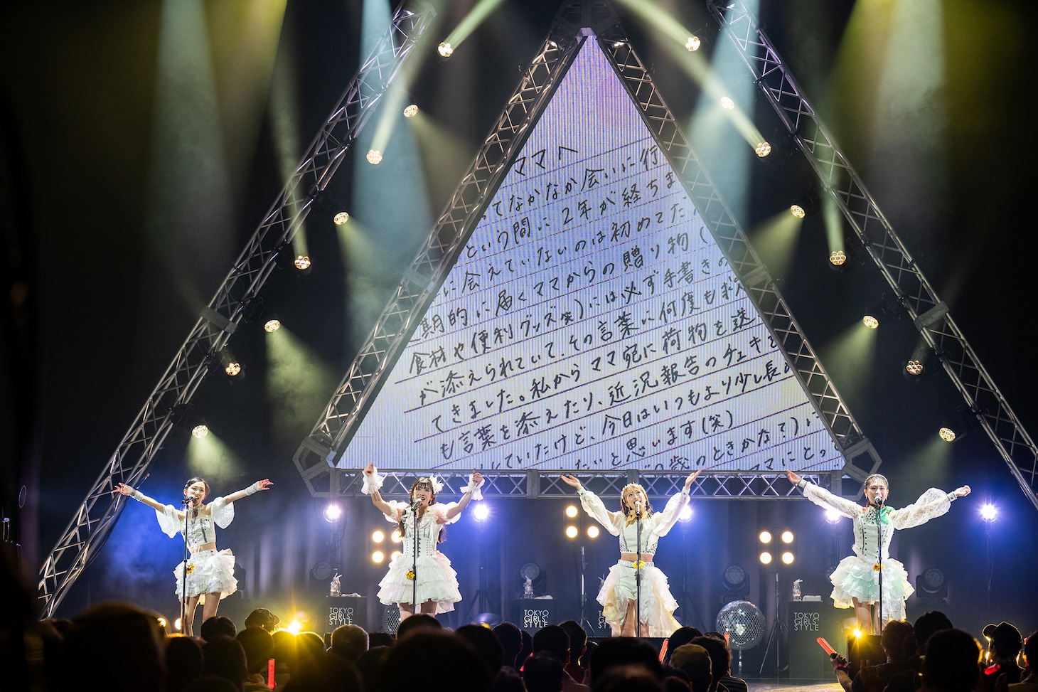 「Dear mama」を歌う東京女子流。